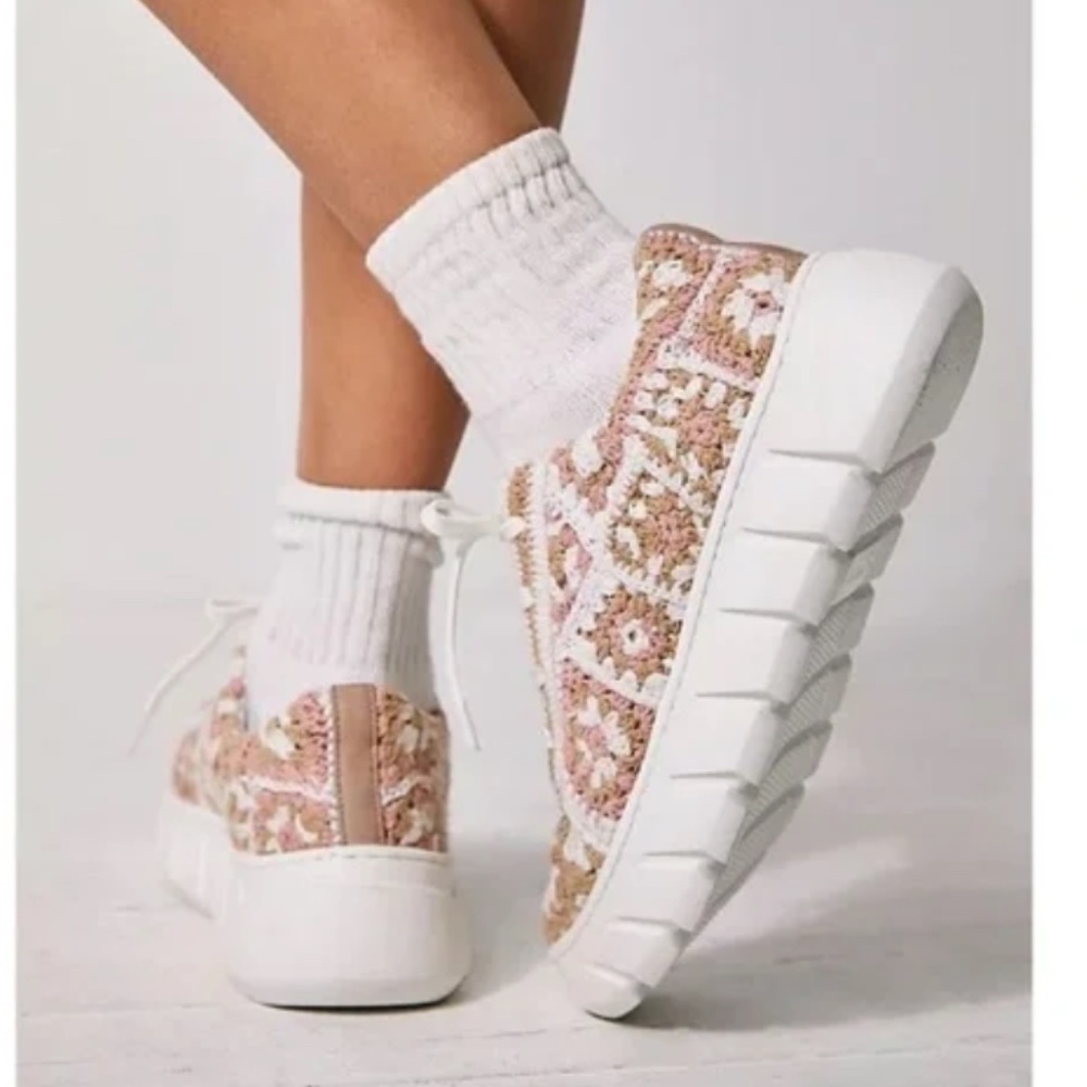 NWT FREE PEOPLE Catch Me If You Can Crochet Sneakers Cream/Pink Size EU39/US… - Picture 5 of 8